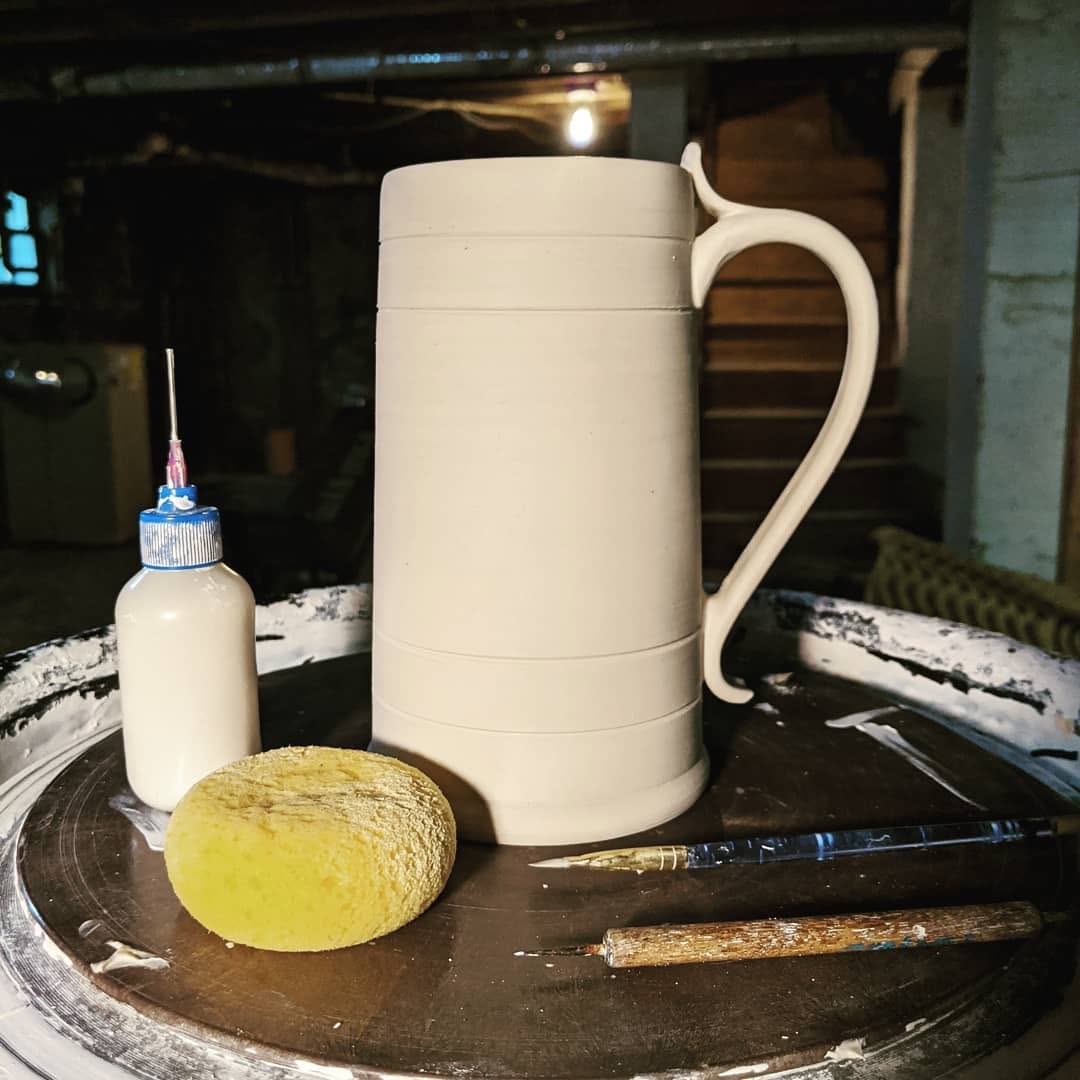 Porcelain mugs with hand-pulled handles